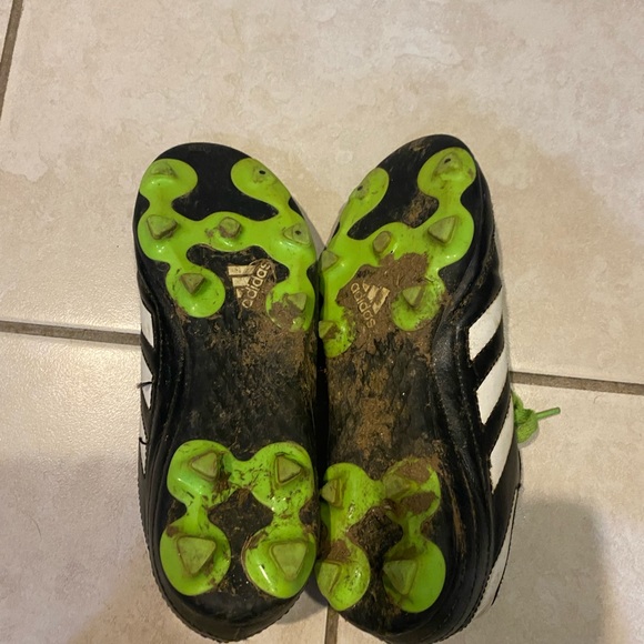 Used little boy soccer cleats - Picture 2 of 3